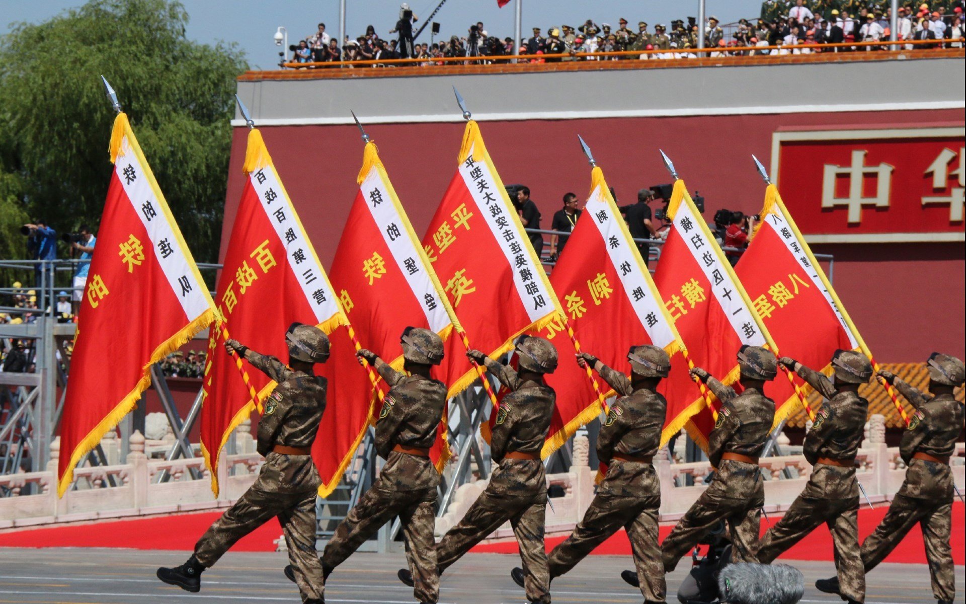 kaiyun体育app-比赛现场：运动员与观众的互动盛宴，运动员比赛场景